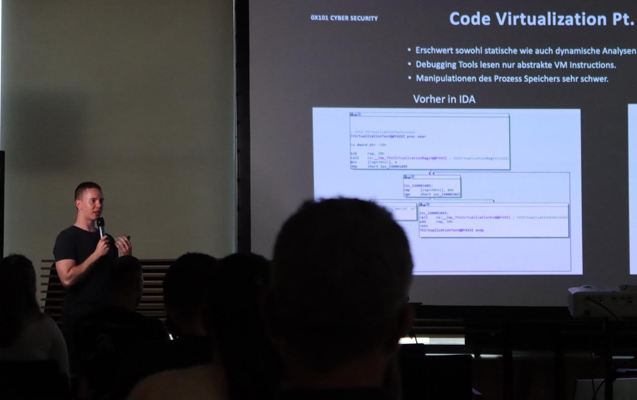 Speaker auf der Bühne während eines Vortrags